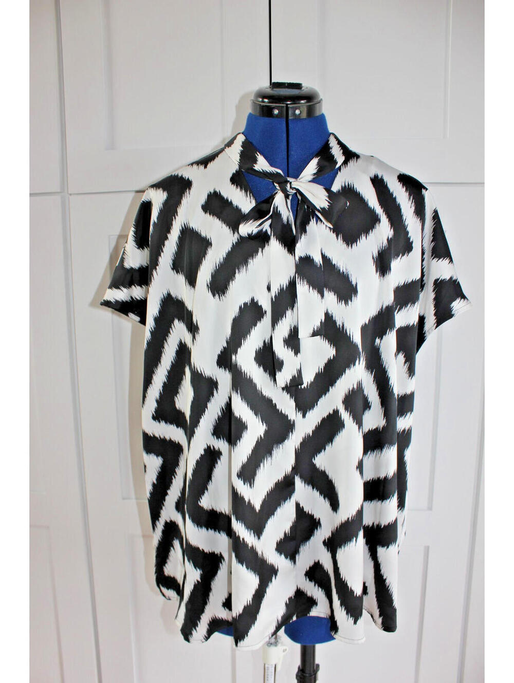 Worthington Size 3X Black White Split Tie Neck Short Sleeve Satin Blouse